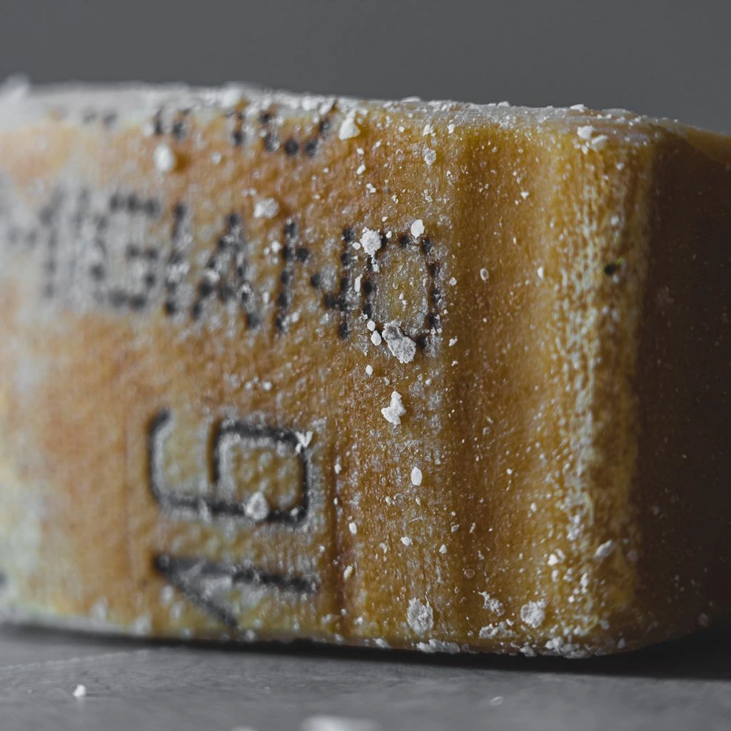 Cuneo di Parmigiano Reggiano DOP 72 mesi, pasta ambrata scura con cristalli evidenti.